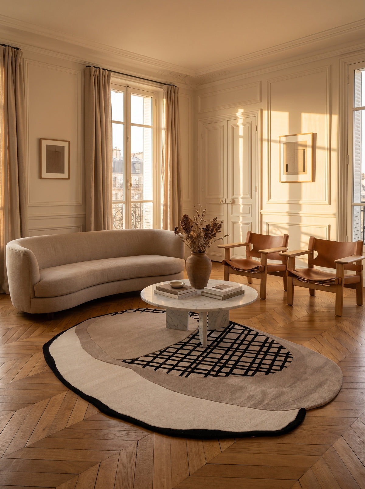 Tapis organique fait main en laine et viscose mêlant velours rasé gris et bouclettes noires sur taupe, en salon