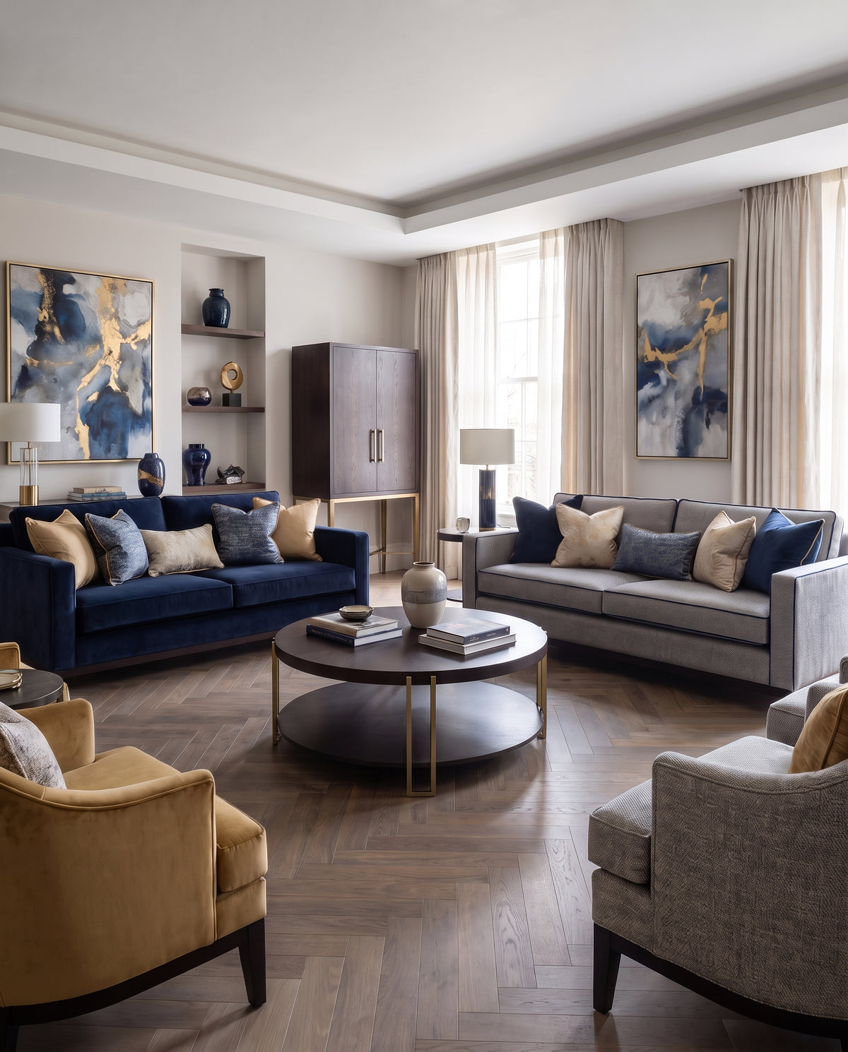 Parquet foncé à chevrons dans un salon élégant, avec des canapés bleus et gris, et son sol nu