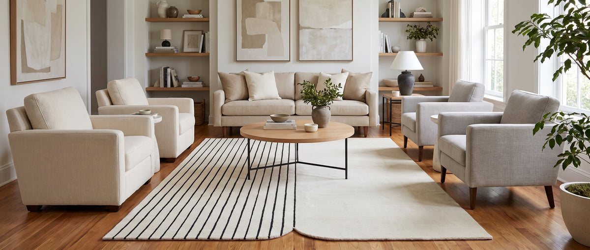 Le tapis fait main ivoire et noir, aux rayures texturées et aux angles arrondis, habille un salon contemporain