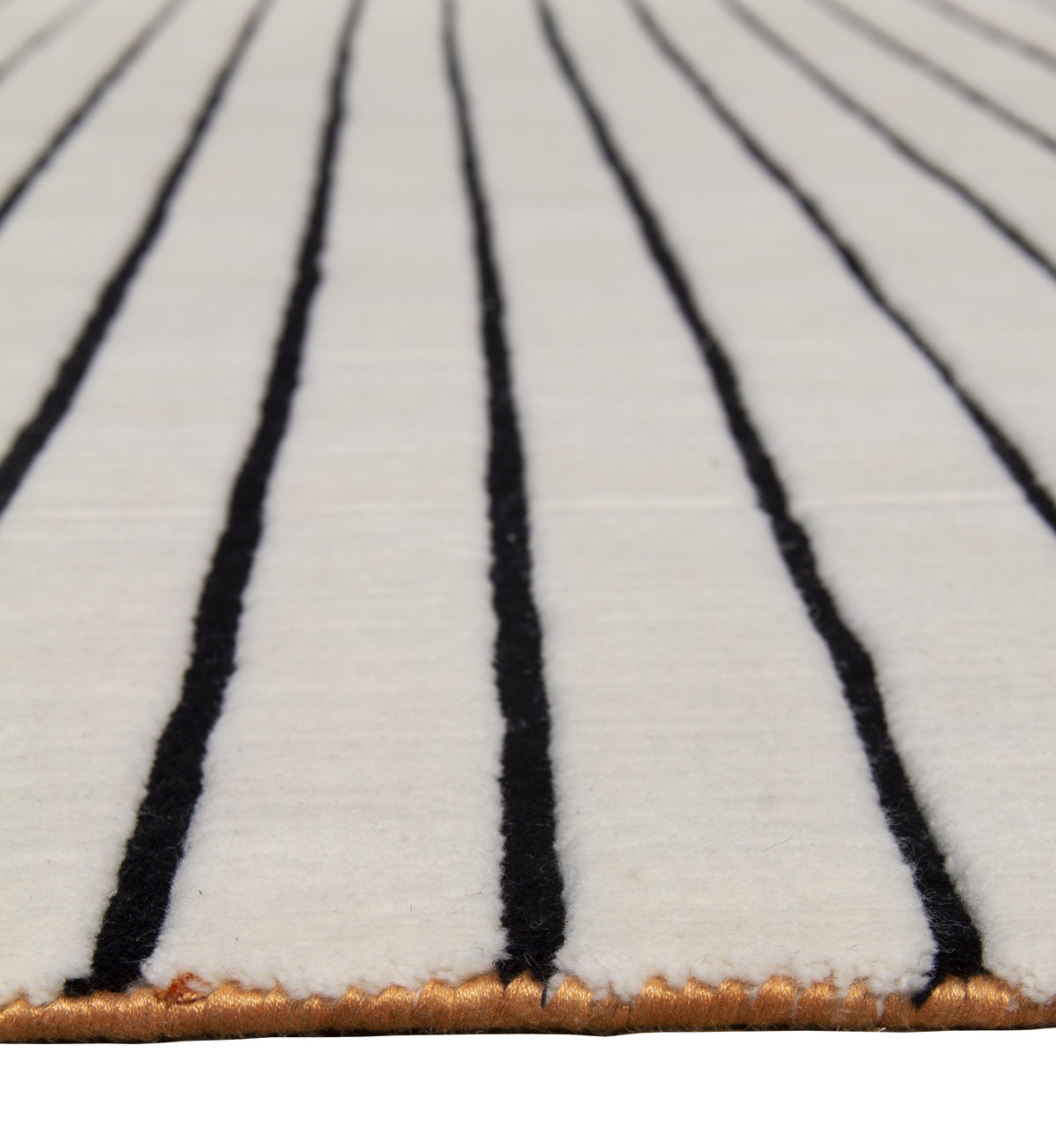 Le tissage en relief des rayures noires et l'épaisseur du bord ourlé du tapis ivoire sont détaillés