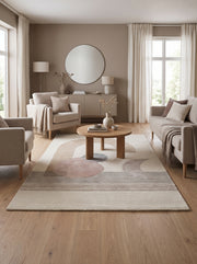 Laine et viscose ivoire, ce tapis tufté main présente des motifs abstraits beige, rose et gris en relief dans un salon
