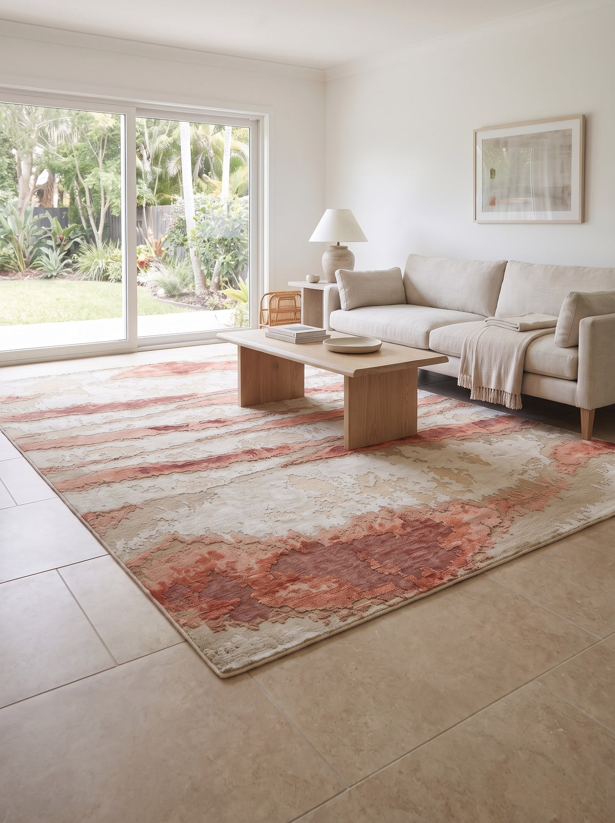 Wol-viscose vloerkleed Ivoor & Terracotta - Arenaria in de woonkamer van een gerenoveerd jaren 70-huis
