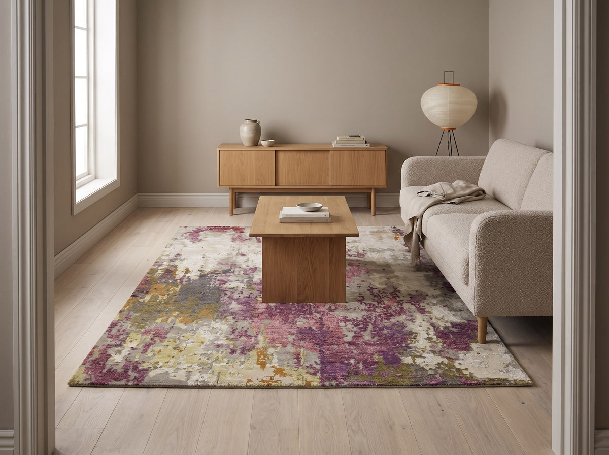 Inspiration déco : Tapis Laine & Viscose Prune et Ivoire - Ametista dans un salon japandi au parquet de chêne blanchi