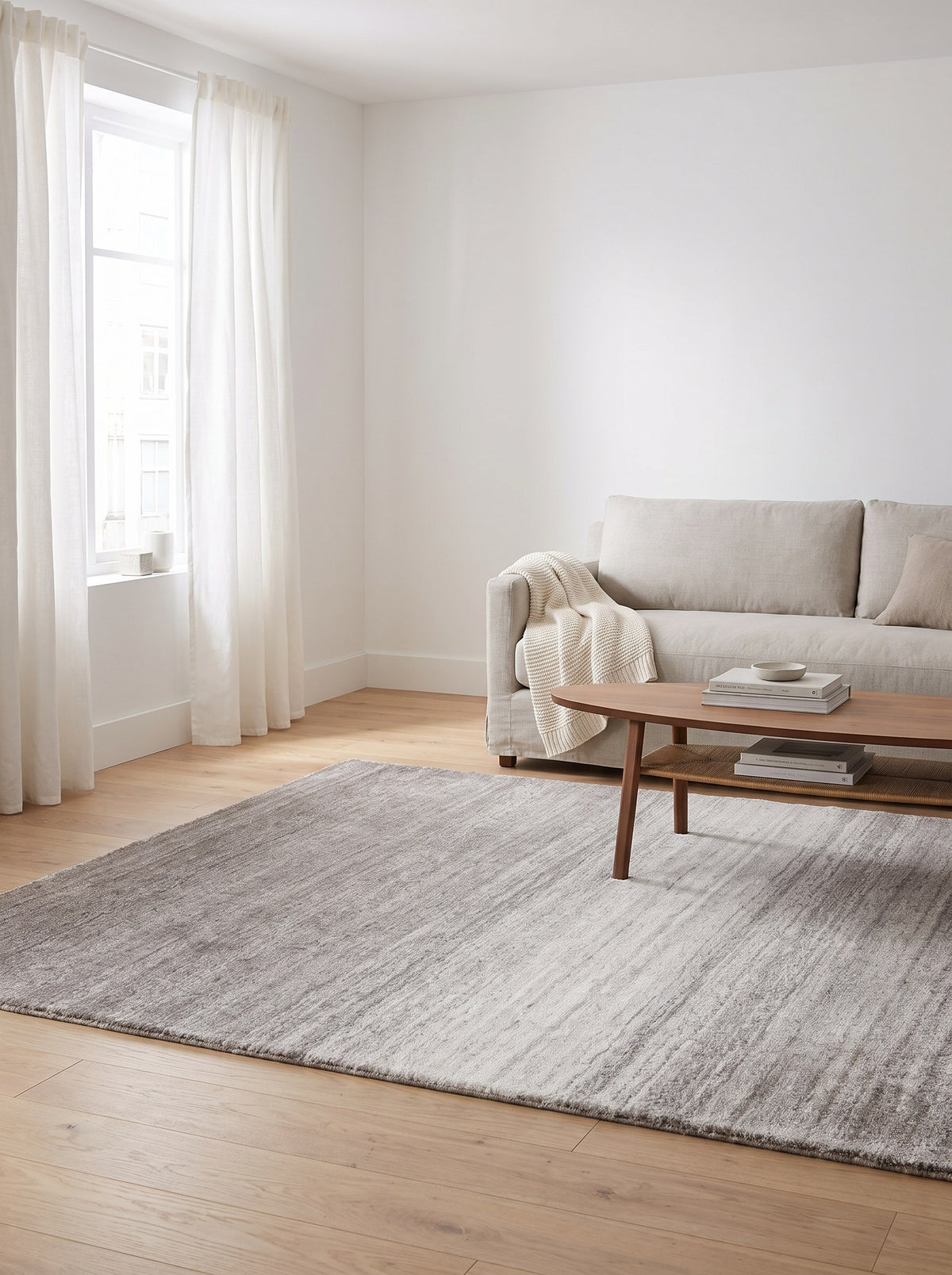 Woll-Viskose-Teppich Taupe - Mattino im Wohnzimmer einer hellen Neubauwohnung mit hellem Eichenparkett
