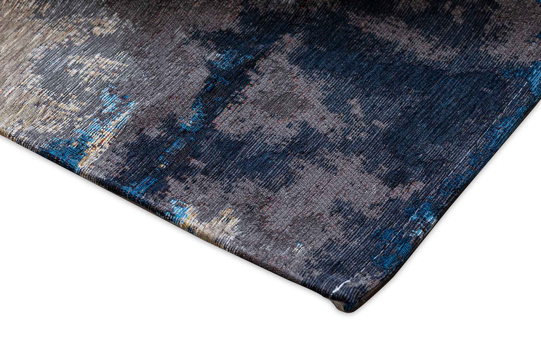 Bordure de tapis de qualité, finitions cousues. Couleurs : bleu, gris et beige. Forme rectangulaire