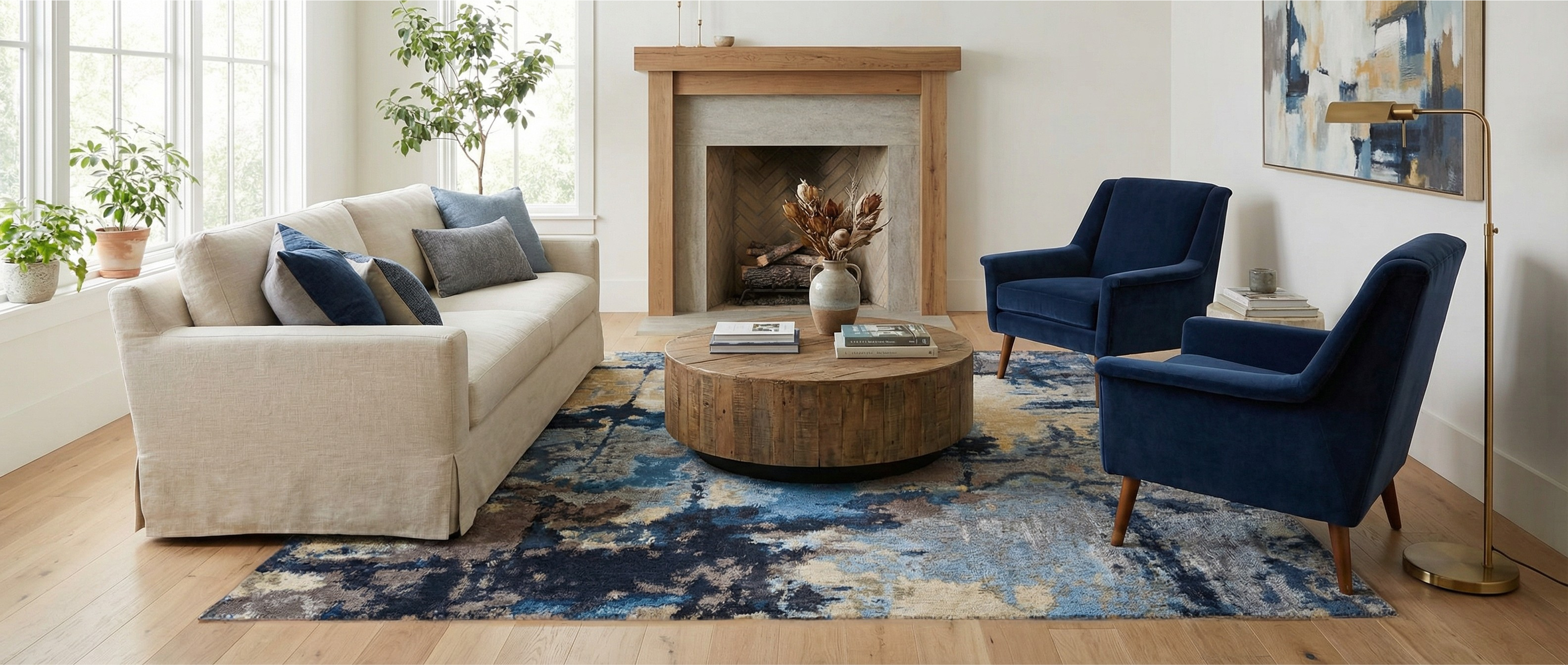 Le tapis rectangulaire bleu et beige transforme la pièce. Il crée une harmonie avec l'ambiance et les couleurs