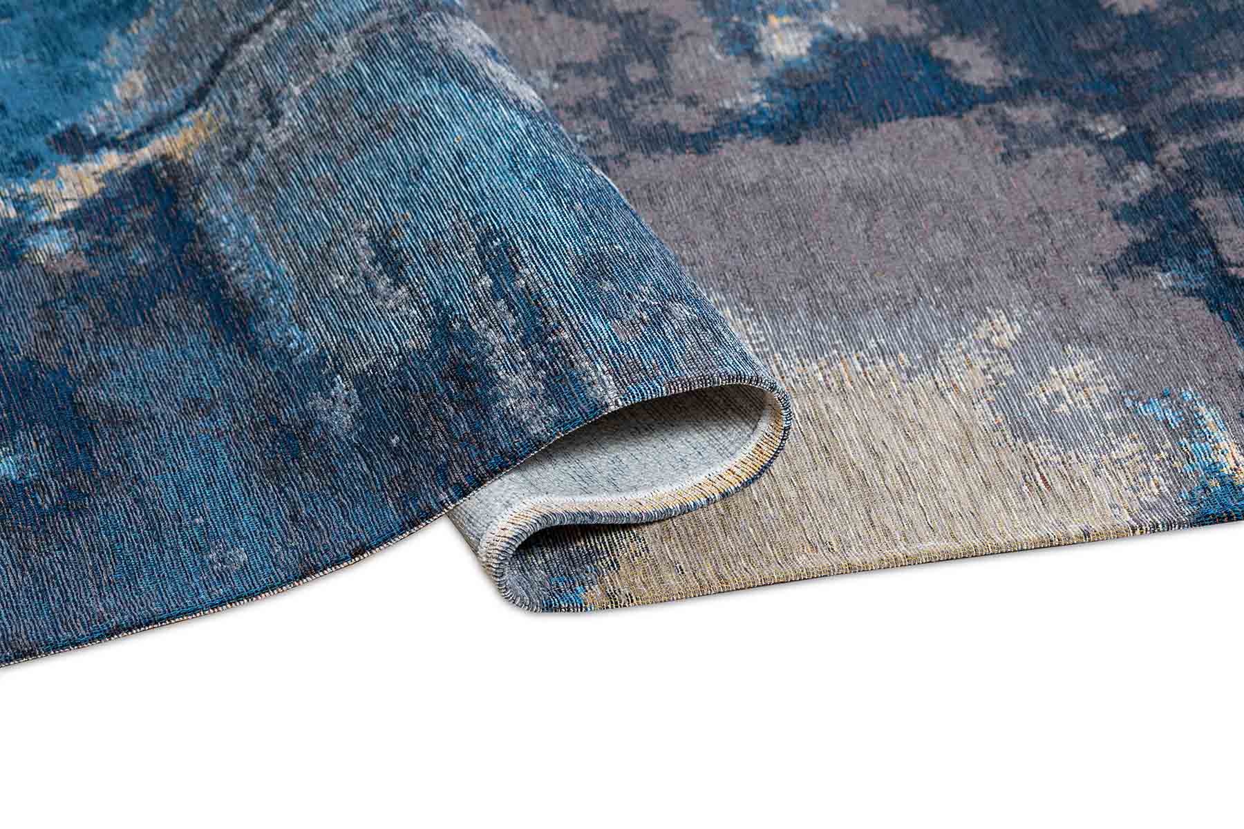 Tapis rectangulaire. Densité moyenne, moelleux. Confort apparent. Couleurs bleues et beiges. Ambiance feutrée