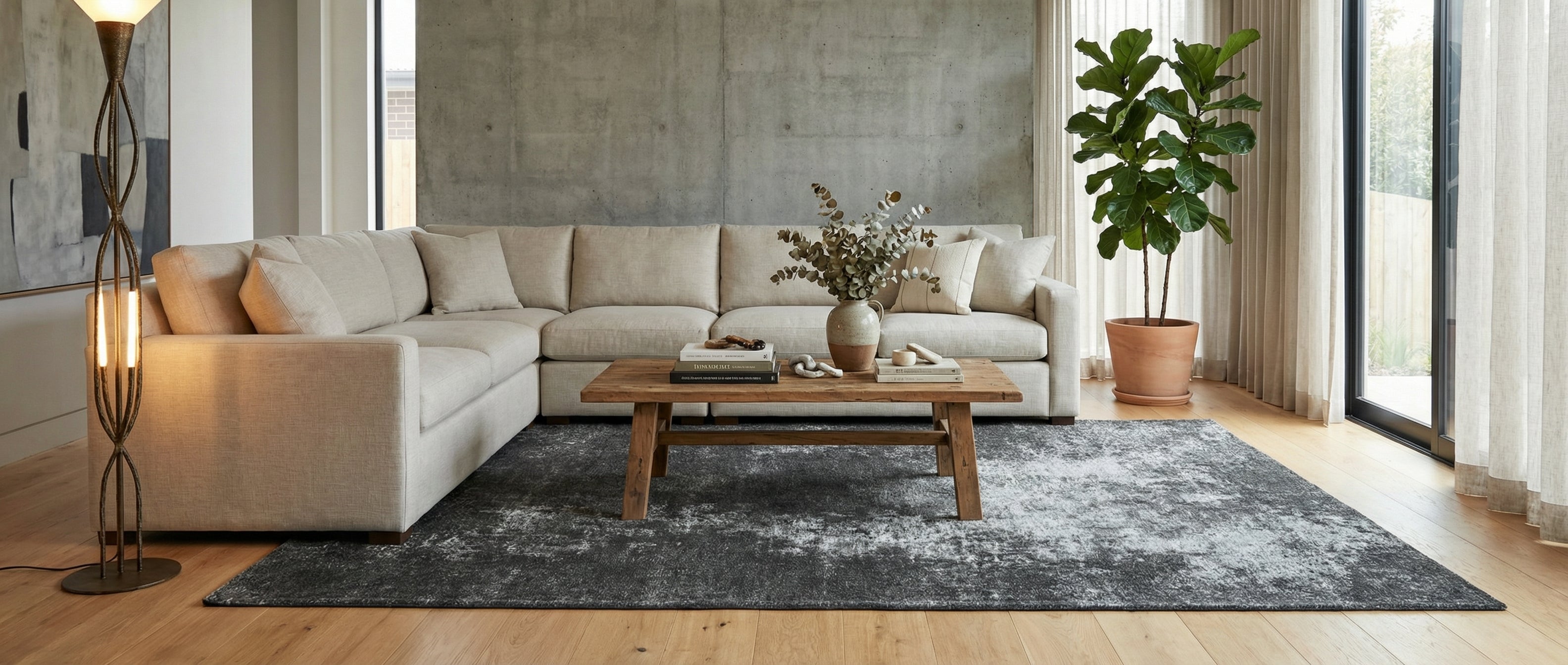 Le tapis gris crée une harmonie dans la pièce. Transformation de l'ambiance avec ce tapis rectangulaire