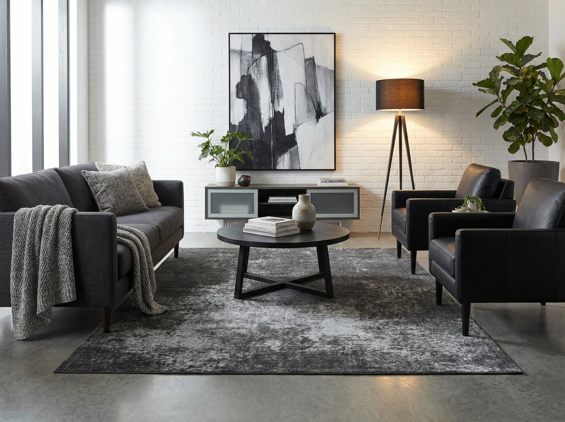 Tapis rectangulaire gris dans salon moderne. Ambiance feutrée, style épuré