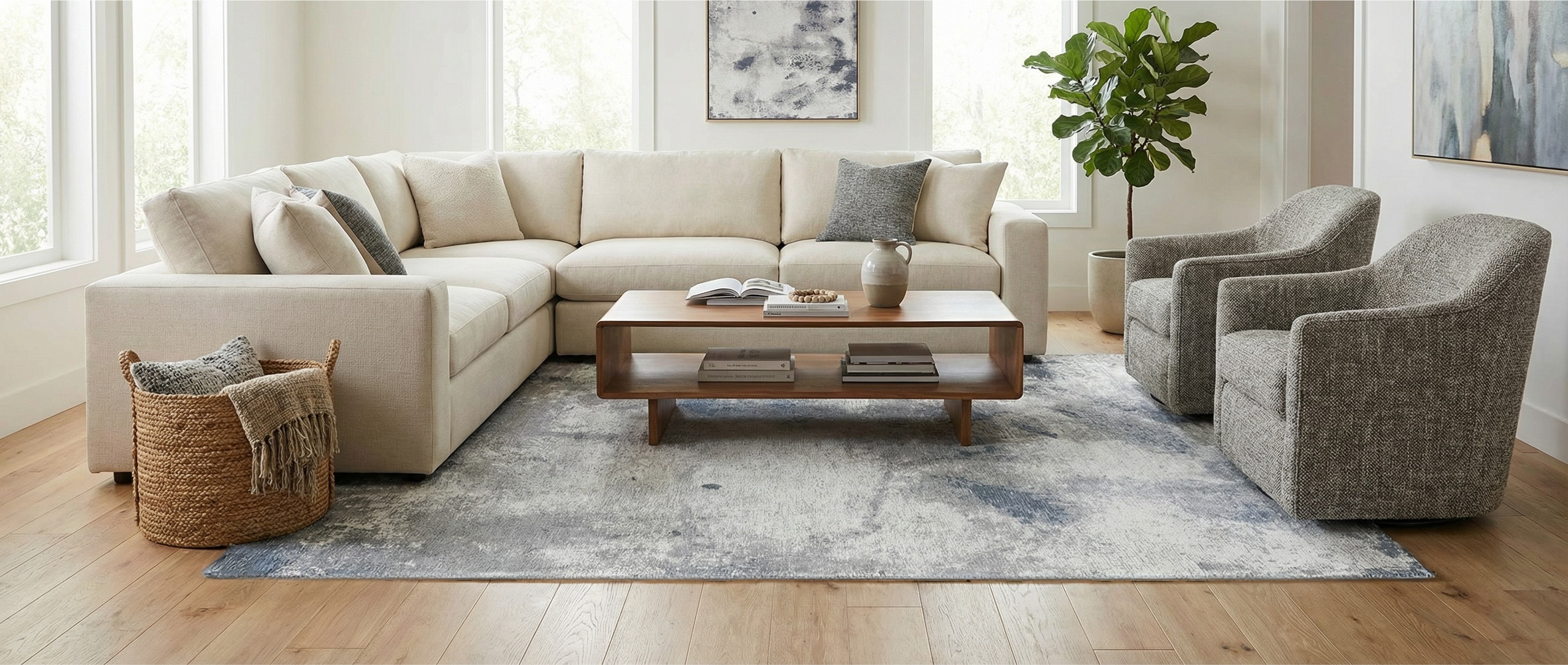 Transformation subtile. Tapis rectangulaire gris et bleu, adoucissant l'ambiance de la pièce. Harmonie visuelle