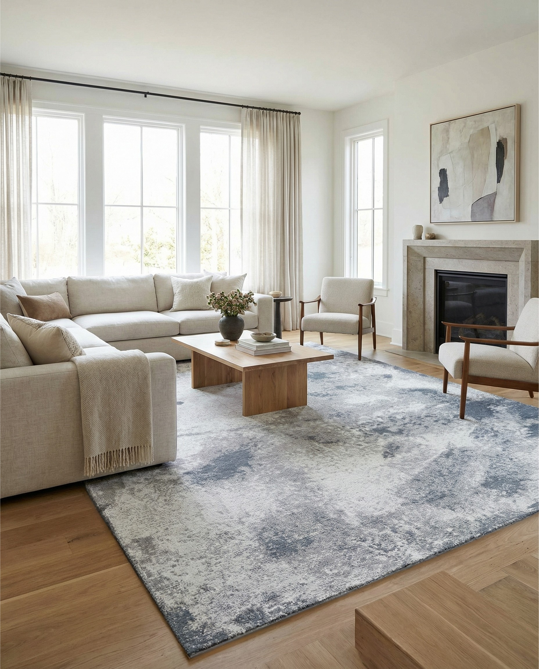 Tapis rectangulaire gris et blanc dans une pièce lumineuse. Ambiance chaleureuse grâce au tapis