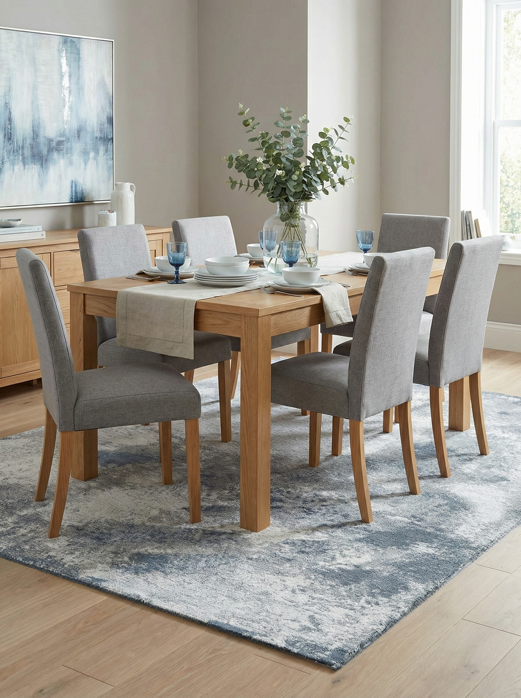 Tapis rectangulaire gris et blanc, définissant l'espace repas. Ambiance conviviale