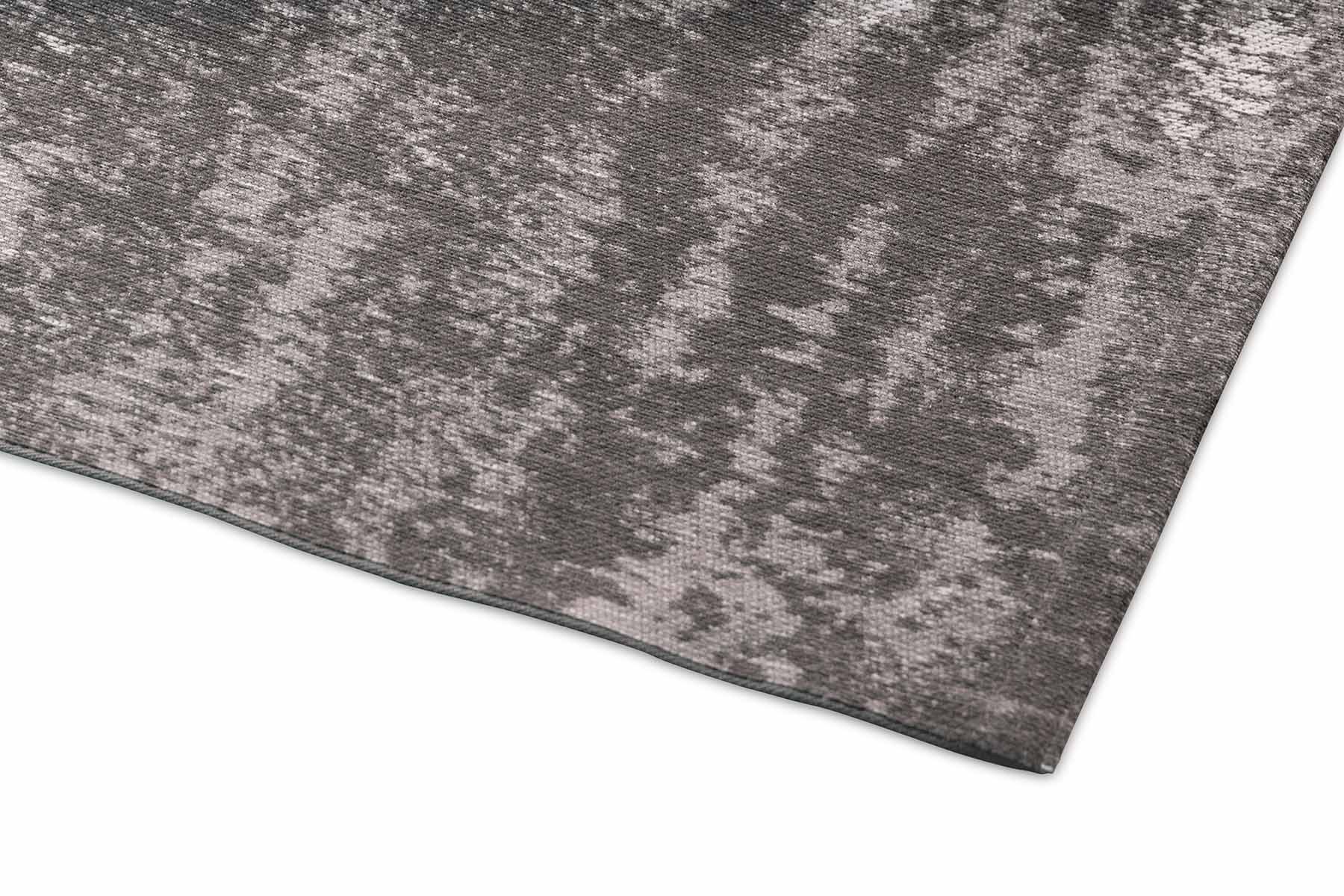 Bordure sombre et discrète. Tapis gris texturé. Finition de qualité