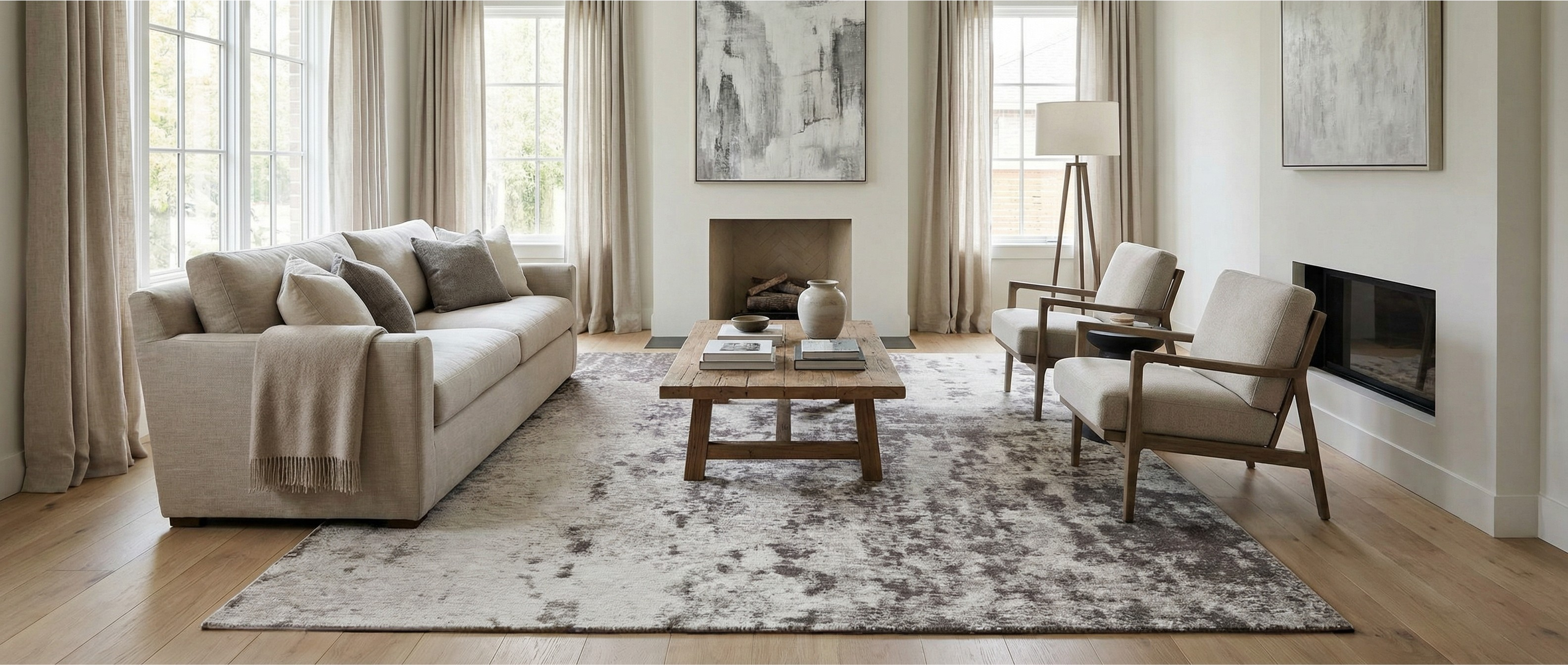 Le tapis rectangulaire gris transforme la pièce. Il crée une harmonie avec l'ambiance neutre et les couleurs