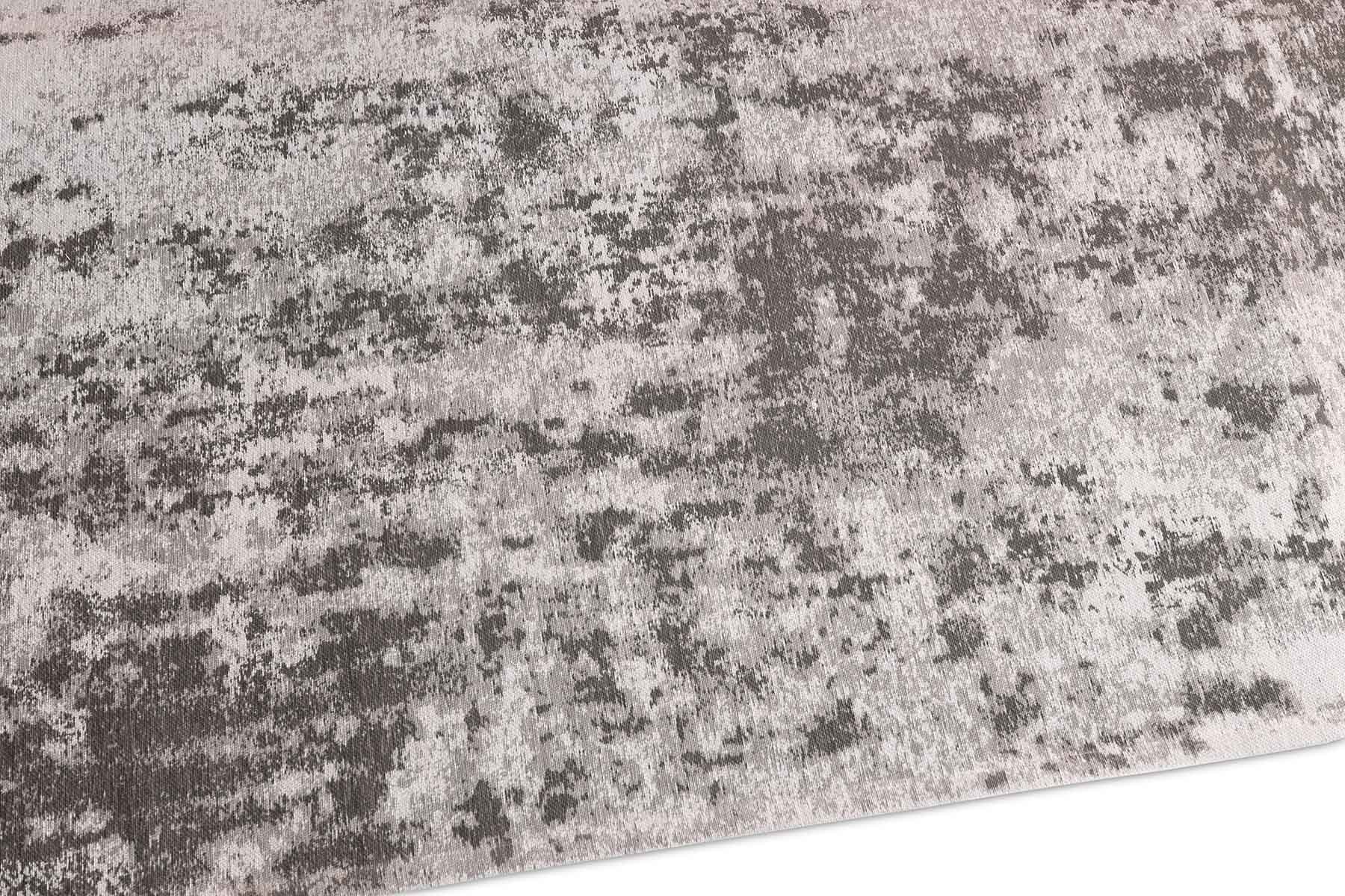 Tapis texturé gris, tissage serré avec relief subtil. Aspect tactile et doux, ambiance feutrée
