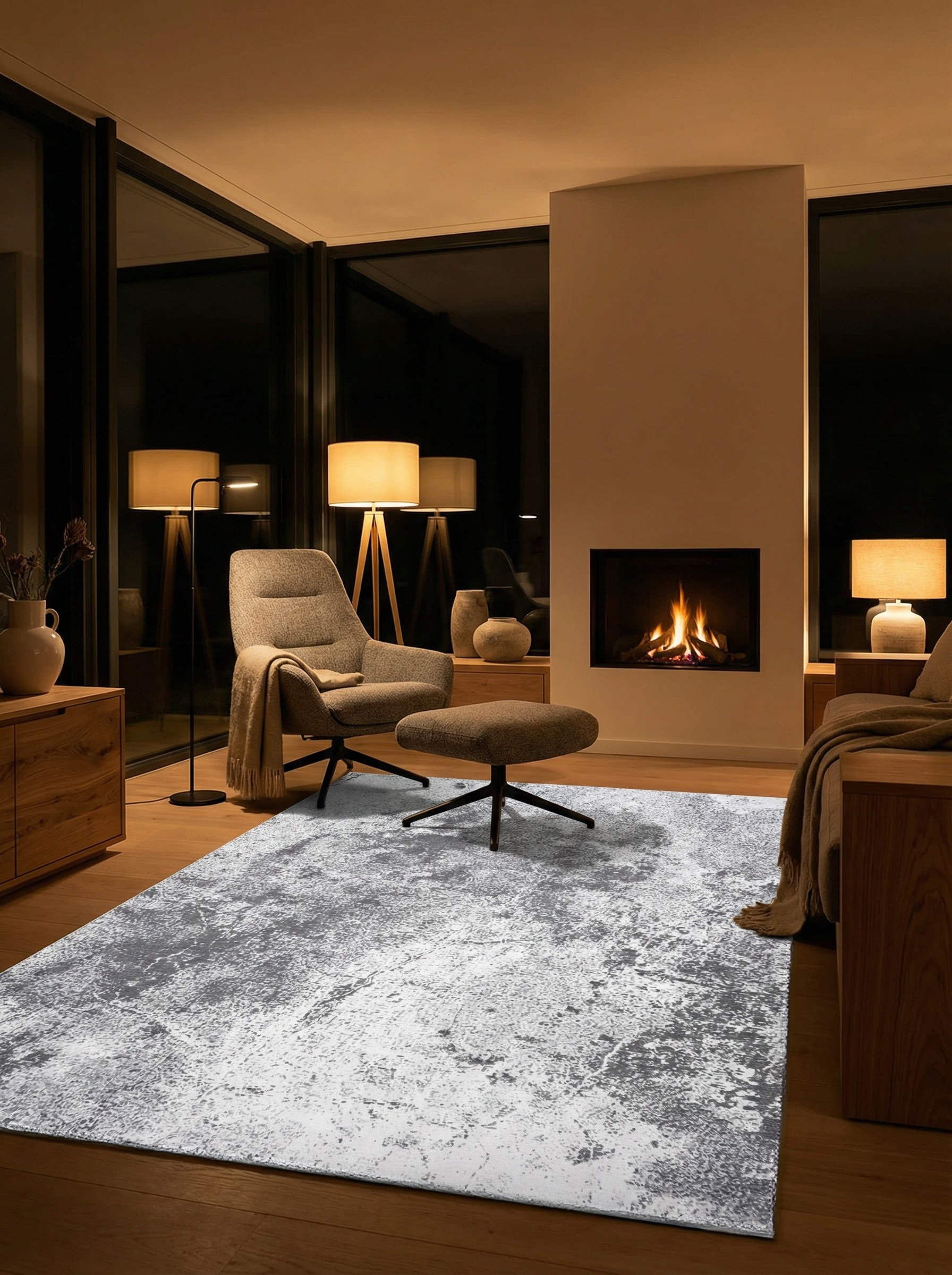 Tapis rectangulaire gris clair dans une pièce tamisée, éclairage doux, ambiance chaleureuse