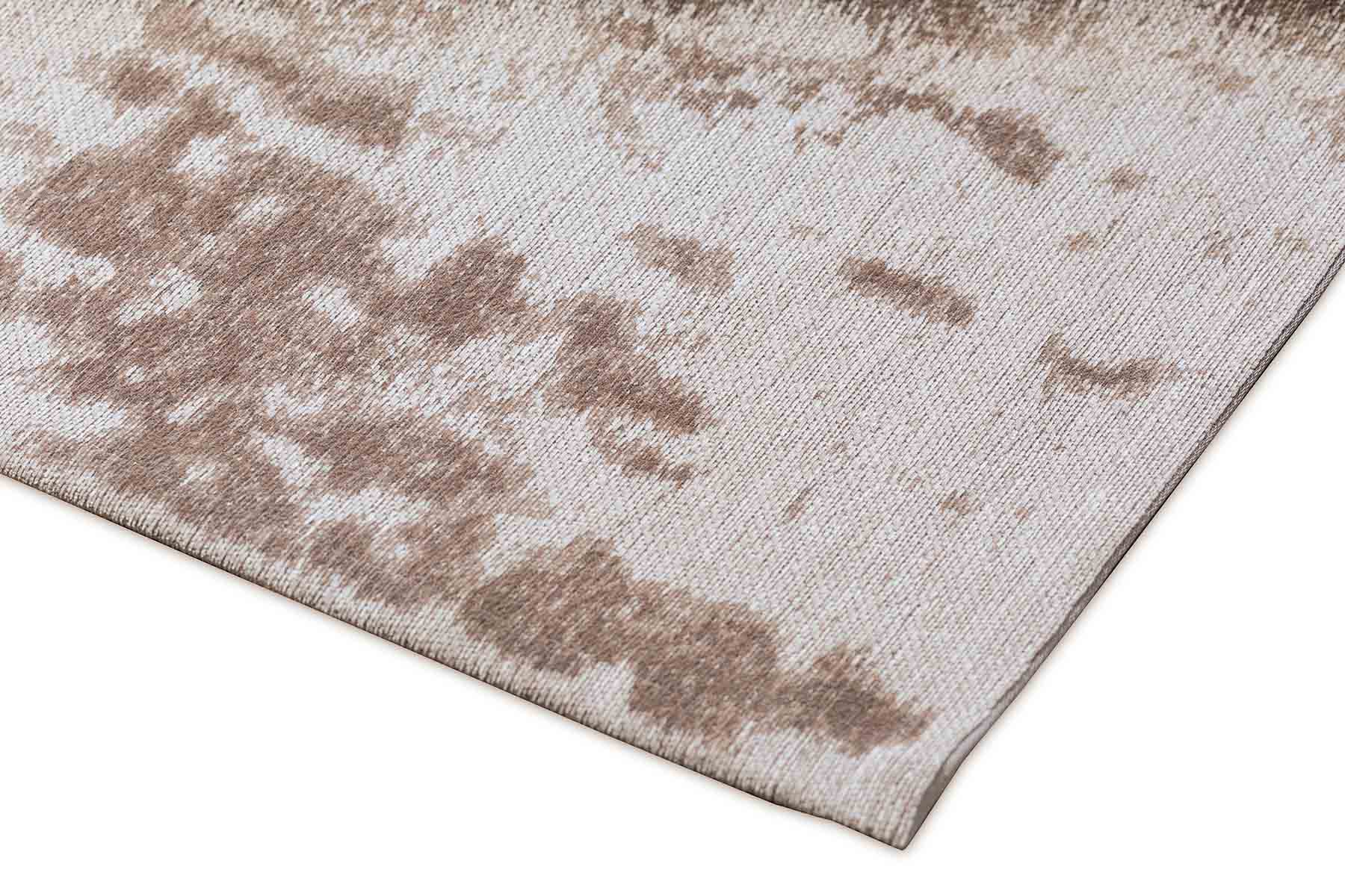 Bordure de tapis avec finition simple. Couleurs taupe et beige. Tissu de qualité. Ambiance neutre
