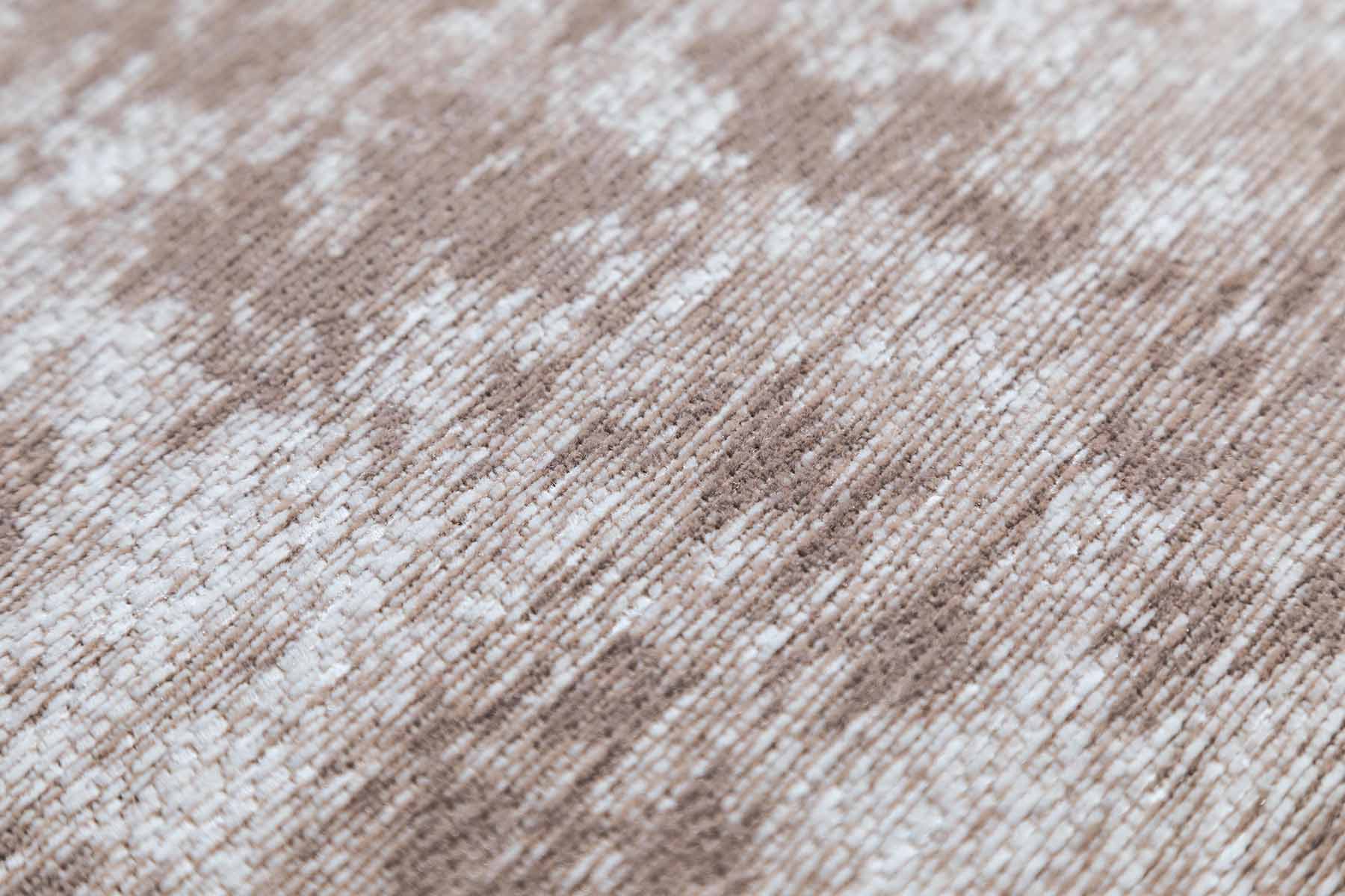Tapis rectangulaire taupe, tissage texturé avec relief. Aspect tactile doux et irrégulier