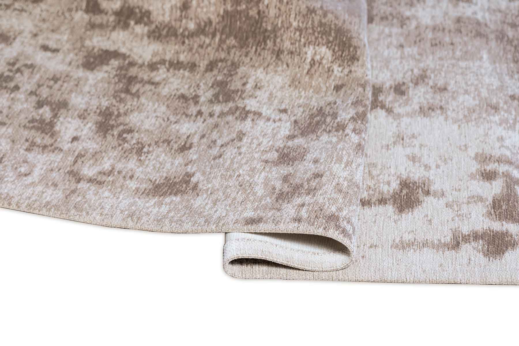 Tapis rectangulaire taupe, texture dense, moelleux et confortable