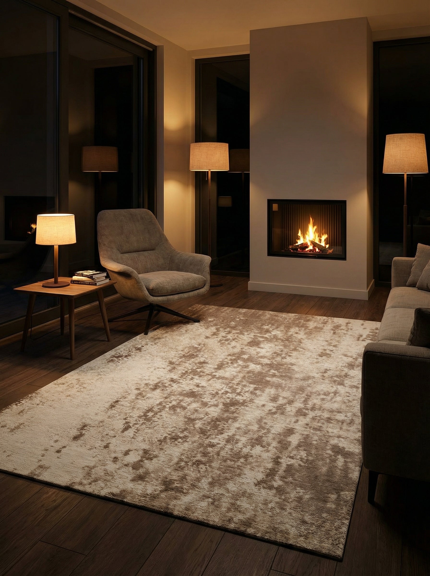 Tapis rectangulaire taupe dans une pièce sombre. Éclairage doux et ambiance chaleureuse