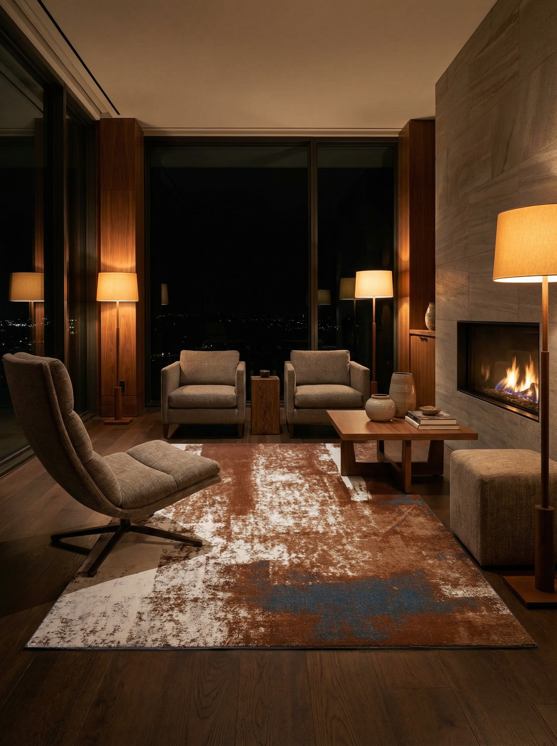 Tapis rectangulaire terracotta, bleu et blanc. Éclairage doux, ambiance chaleureuse dans la pièce sombre