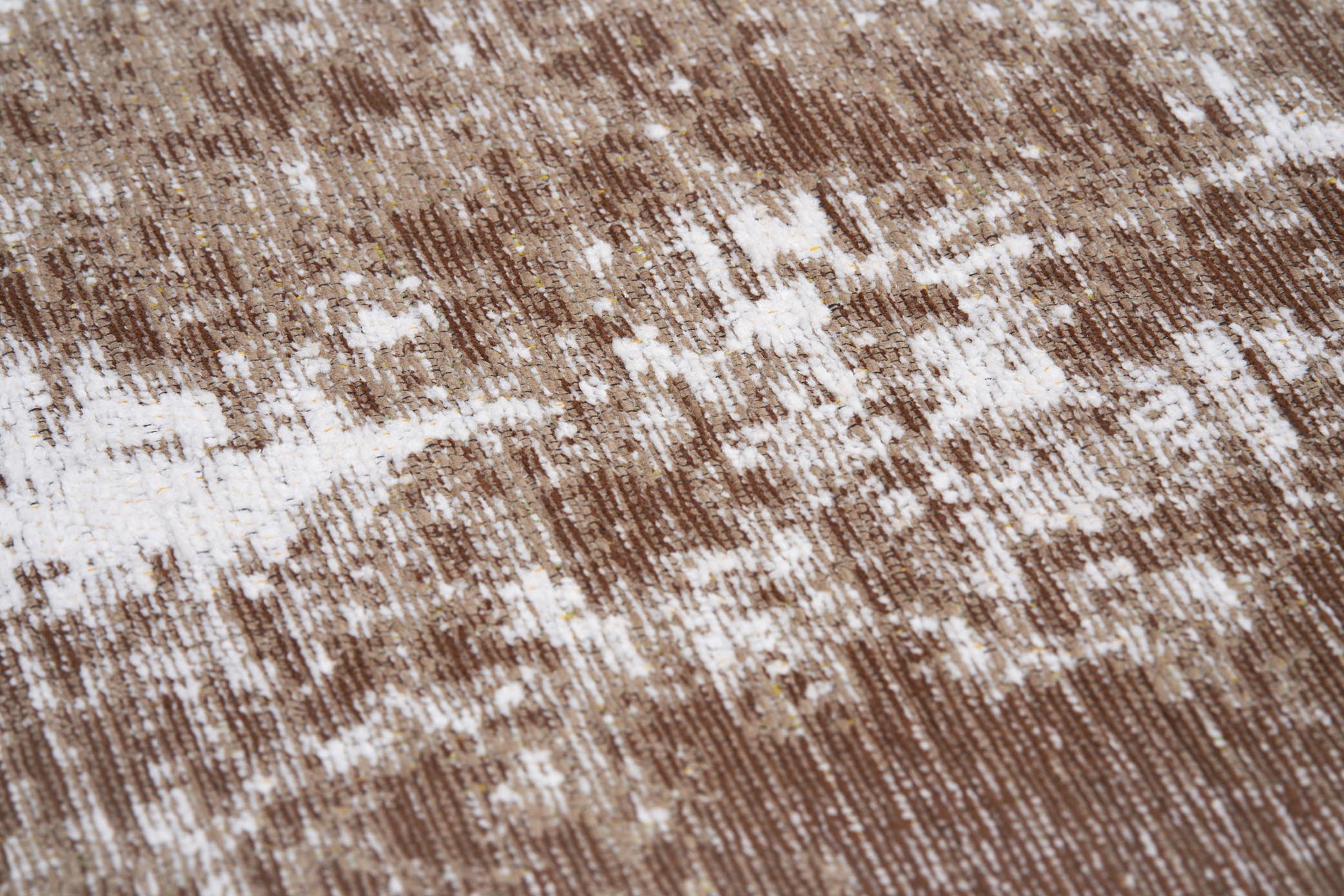 Gros plan sur un tapis lavable terracotta abstrait Vulcan, mettant en évidence les fibres et le motif usé pour une ambiance chaleureuse.