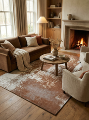 Tapis rectangulaire terracotta et blanc, ambiance chaleureuse dans un salon. Harmonie avec le décor