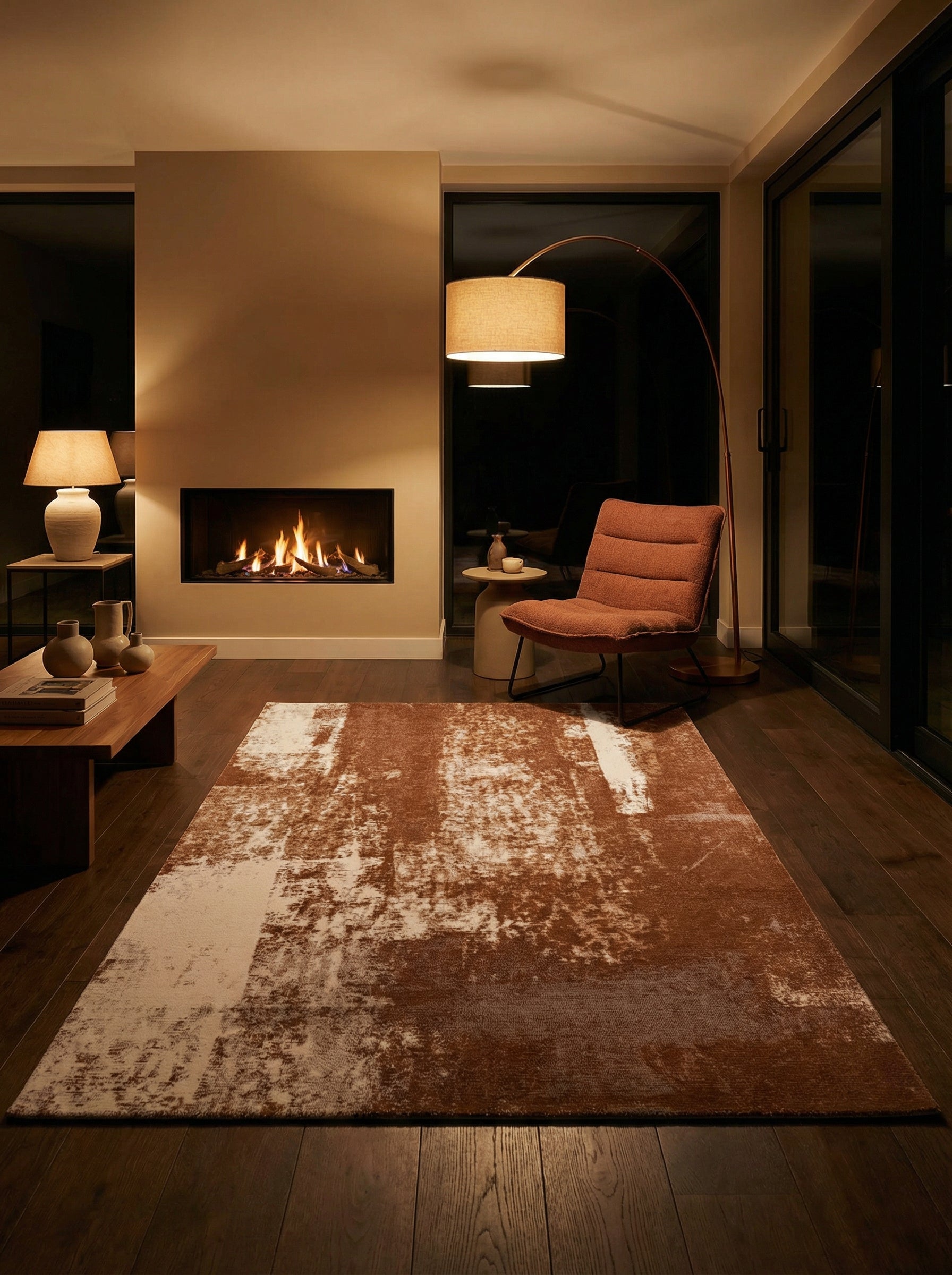 Tapis rectangulaire terracotta, bleu et blanc. Éclairage doux, ambiance chaleureuse dans la pièce sombre