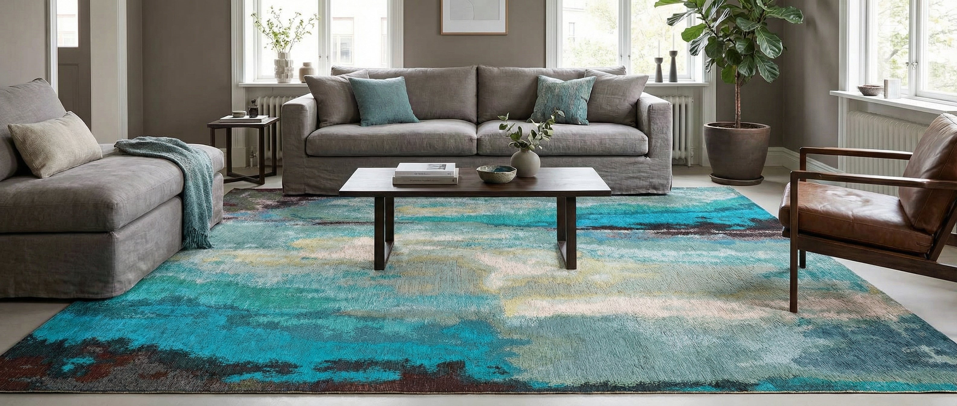 Le tapis turquoise transforme la pièce. L'harmonie est créée par les couleurs et l'ambiance apaisante