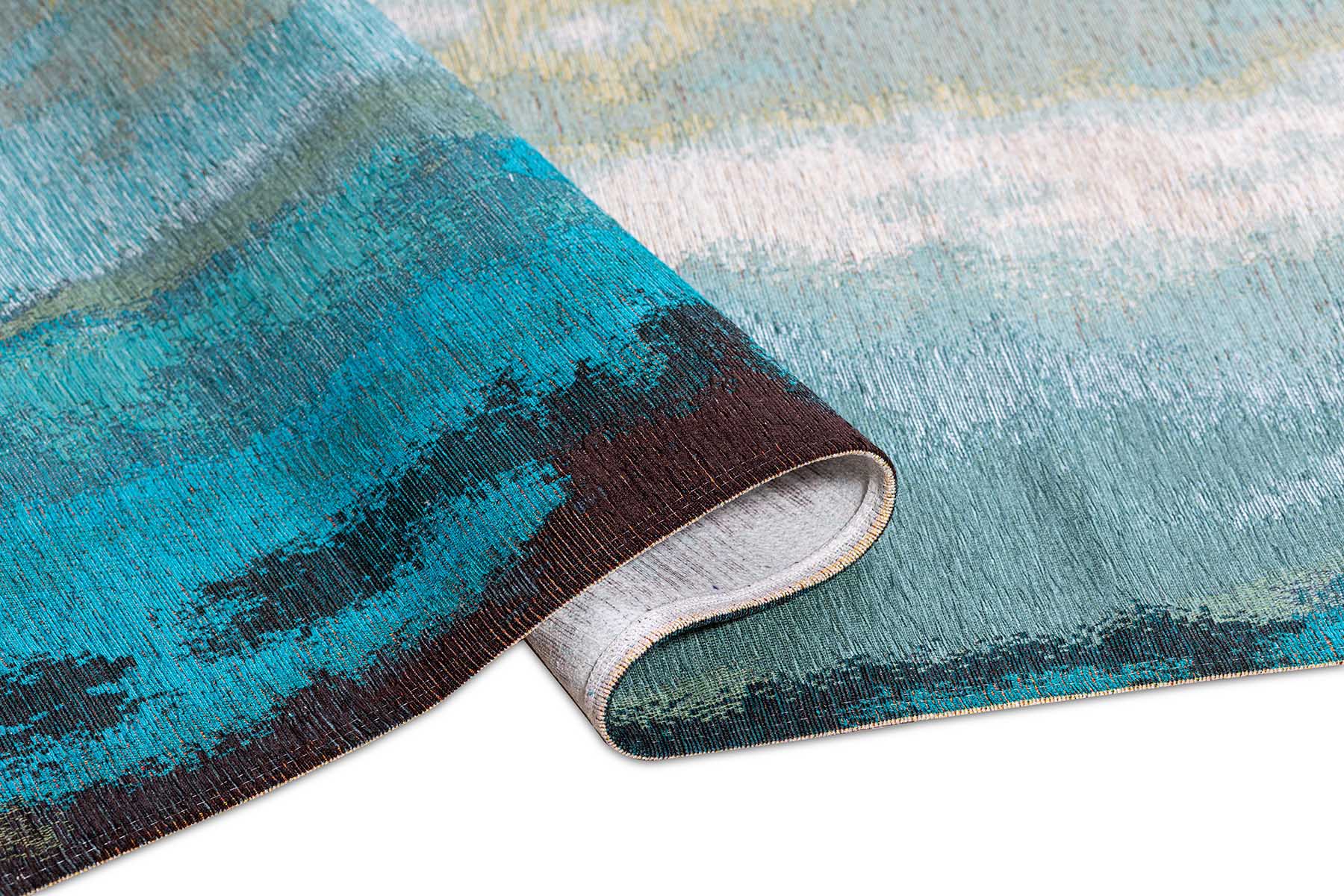 Tapis rectangulaire aux couleurs turquoise. Densité et moelleux apparents. Confort visuel suggéré