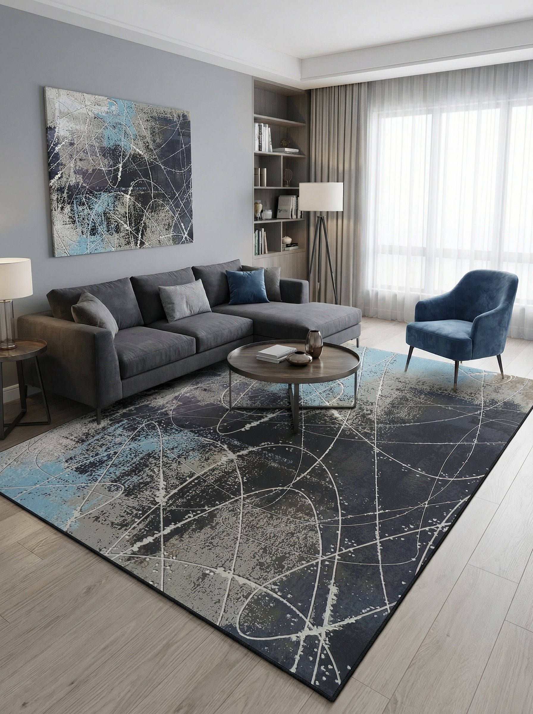 Tapis rectangulaire abstrait aux traînées et éclaboussures gris, bleu clair et blanc sur fond bleu foncé, dans un salon moderne