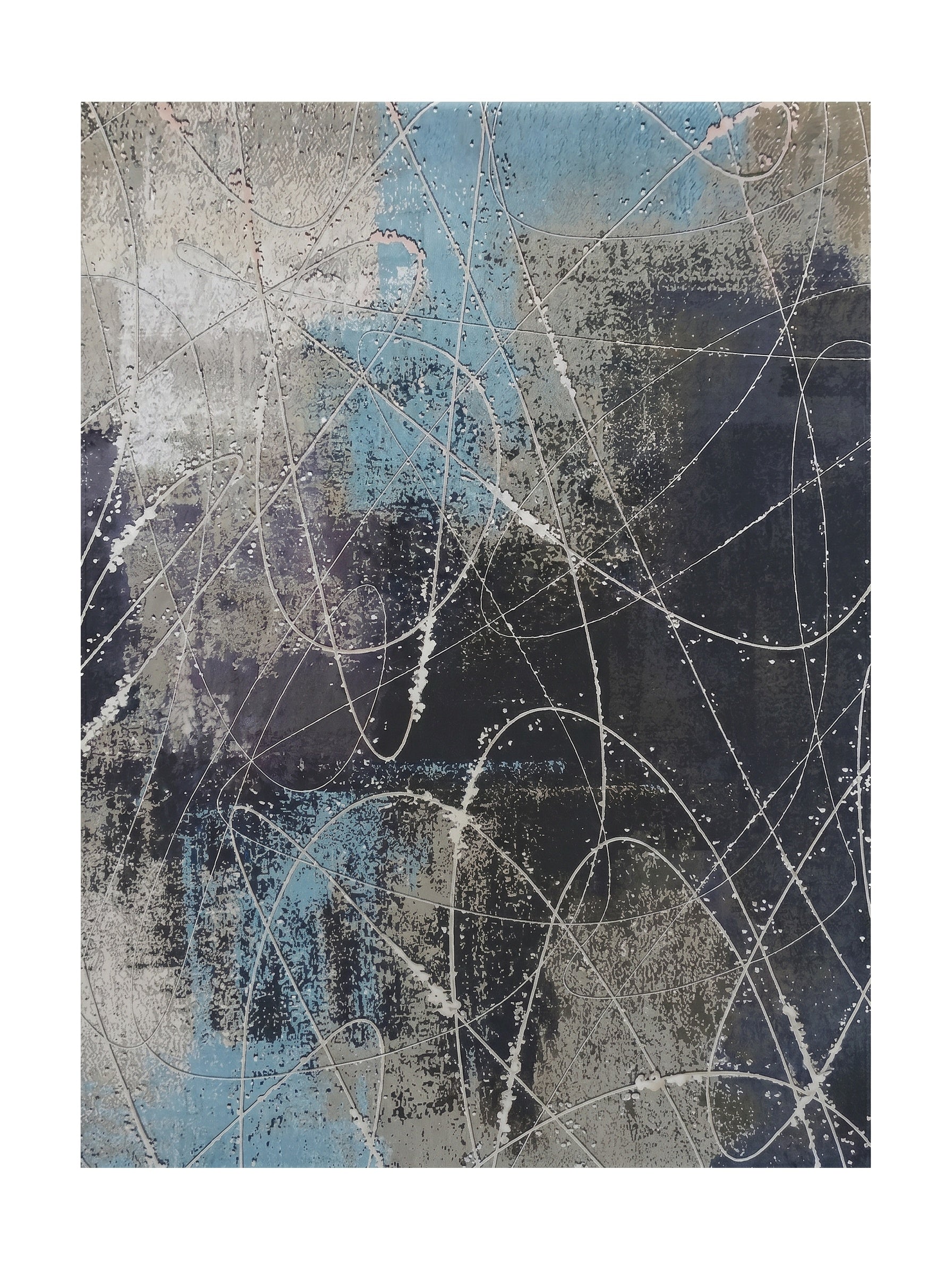 Tapis textile aux tons gris, noir et bleu, orné de motifs abstraits de lignes et éclaboussures blanches