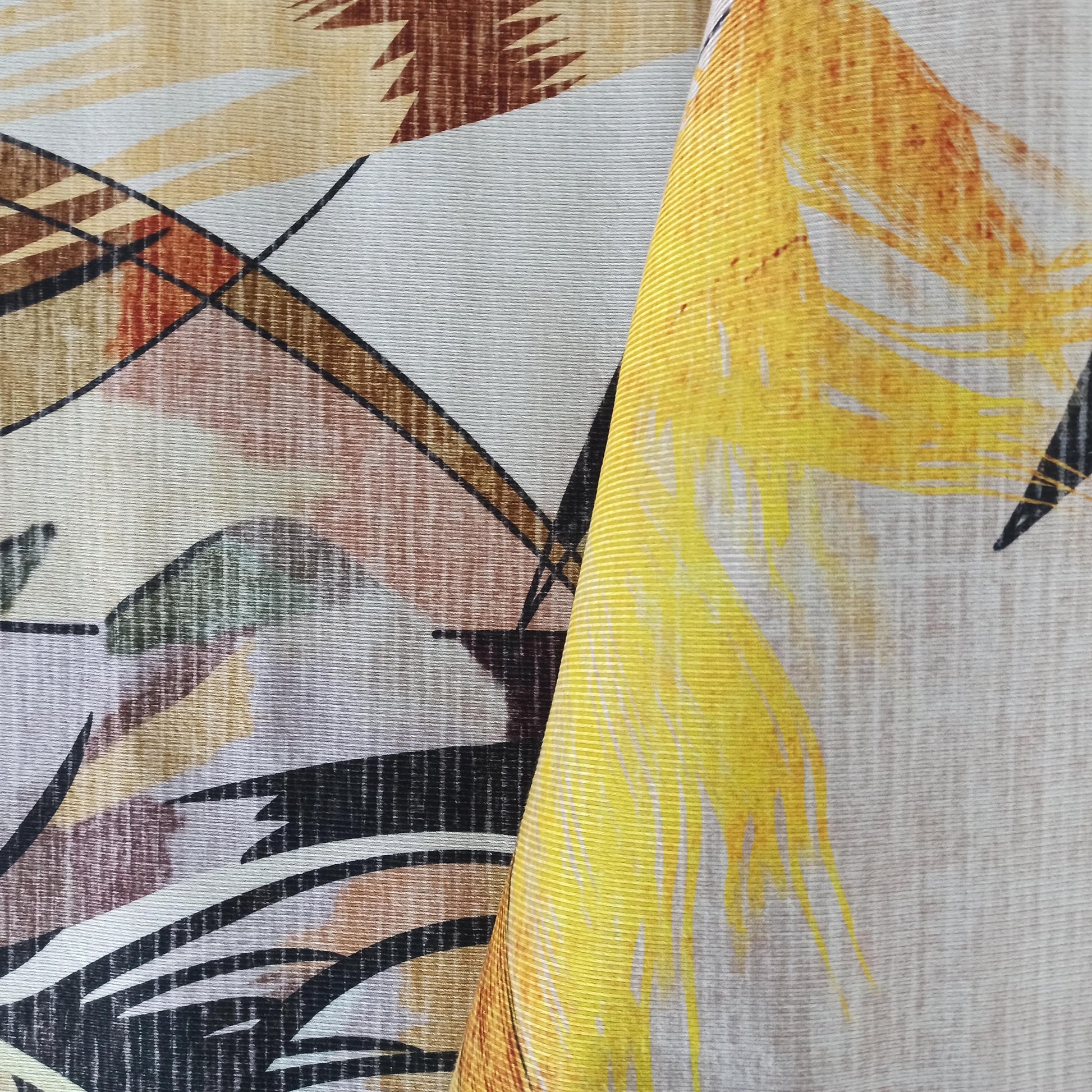 Tapis plié à texture tissée avec motifs abstraits. Couleurs principales: beige, marron, noir, jaune vif et gris