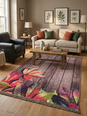Tapis rectangulaire à motifs de feuilles d'automne rouges, orange et vertes sur un fond texturé bois brun, posé dans un salon