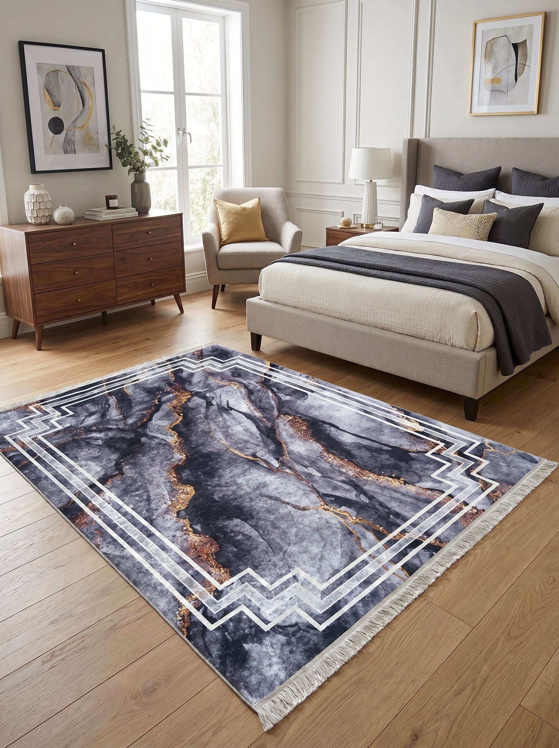 Tapis rectangulaire gris anthracite aux motifs marbrés dorés scintillants, avec une bordure géométrique blanche en chevrons, dans une chambre moderne