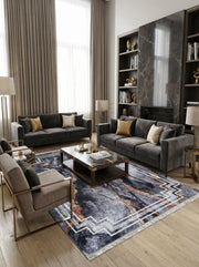 Tapis rectangulaire moelleux gris foncé, motifs marbrés dorés et bordures géométriques blanches, dans un salon élégant