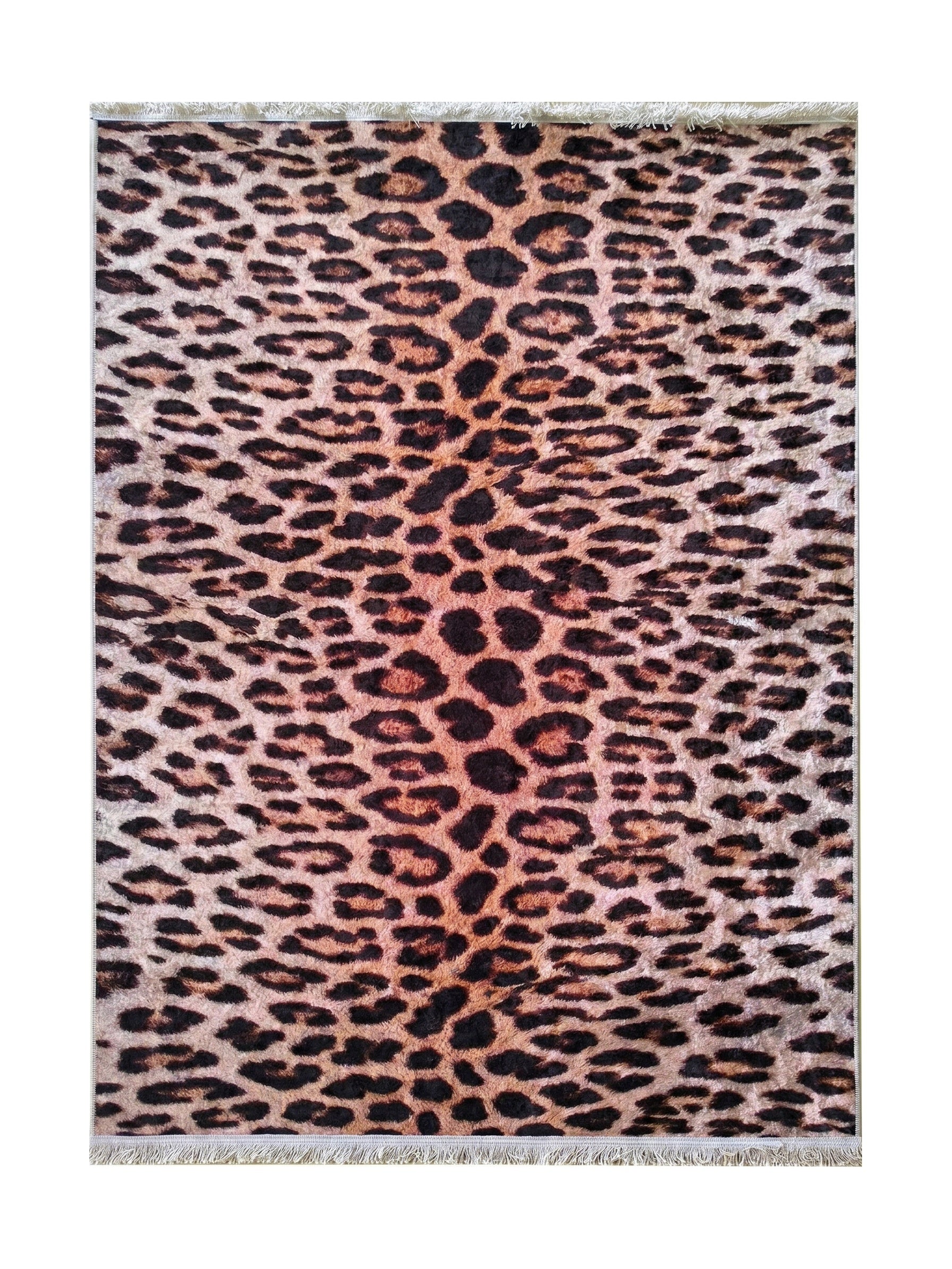 Tapis rectangulaire à motif léopard avec des taches noires et marron clair sur un fond beige et orange, orné de franges claires aux extrémités
