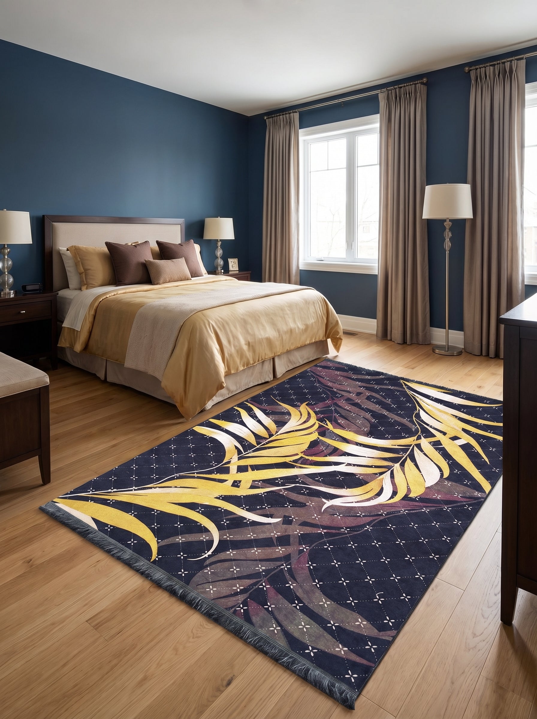 Tapis rectangulaire bleu marine à motifs de feuilles tropicales jaunes, bordeaux et blanches, avec franges, dans une chambre