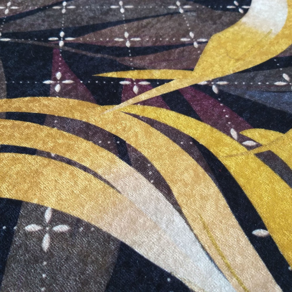 Tapis velouté aux motifs abstraits de courbes jaunes dorées, beiges, brunes, violettes et noires, avec petits croisillons blancs