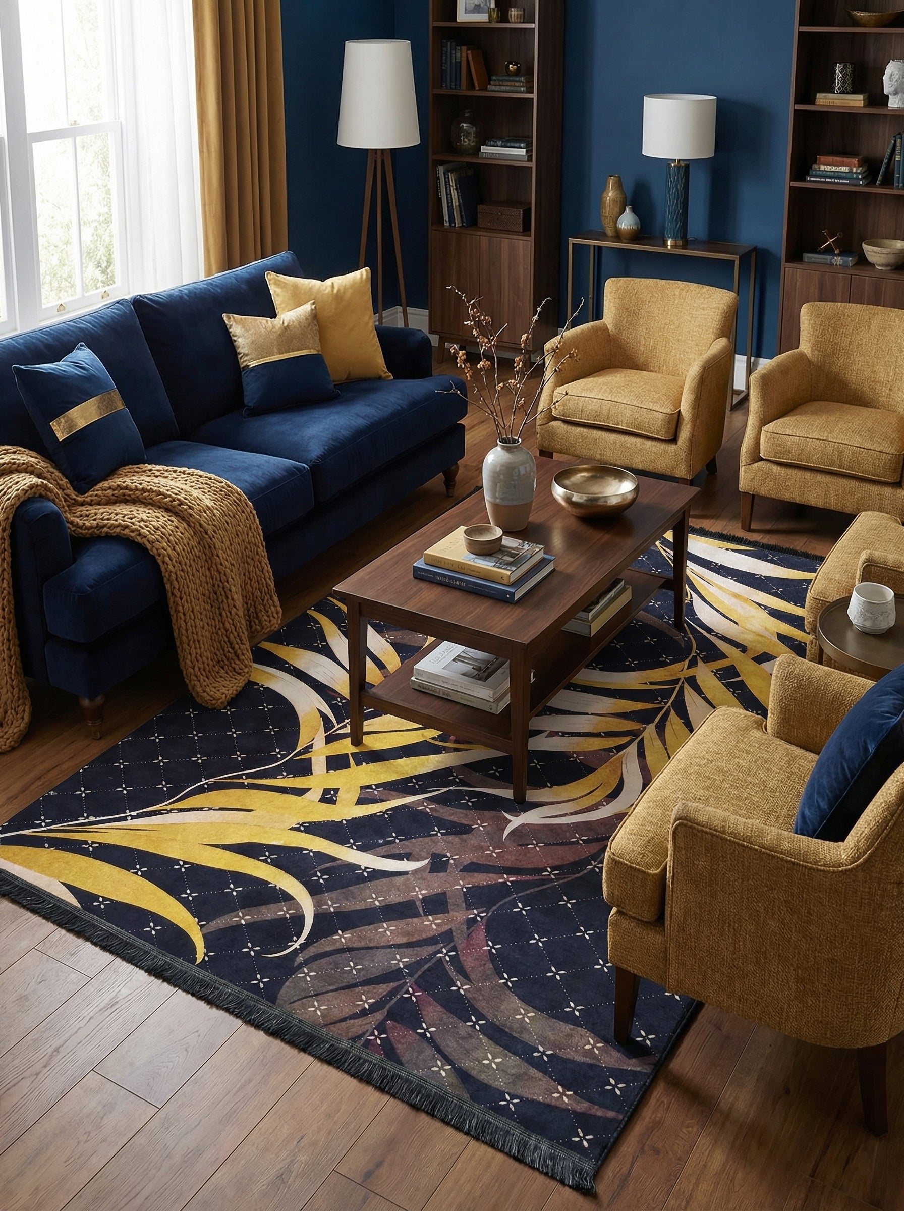 Tapis rectangulaire à grandes feuilles stylisées jaune vif et marron sur fond bleu nuit à croisillons blancs, bordé de franges. Il est posé dans un salon