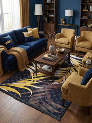 Tapis rectangulaire à grandes feuilles stylisées jaune vif et marron sur fond bleu nuit à croisillons blancs, bordé de franges. Il est posé dans un salon