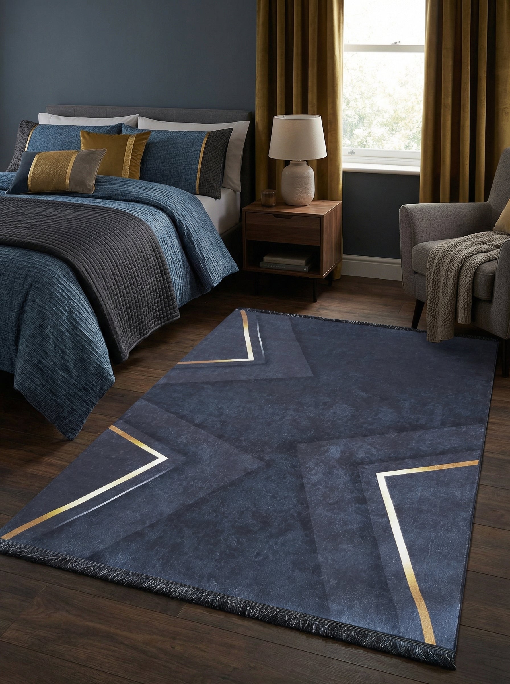 Tapis rectangulaire bleu nuit texturé avec motifs géométriques dorés et argentés, dans une chambre élégante