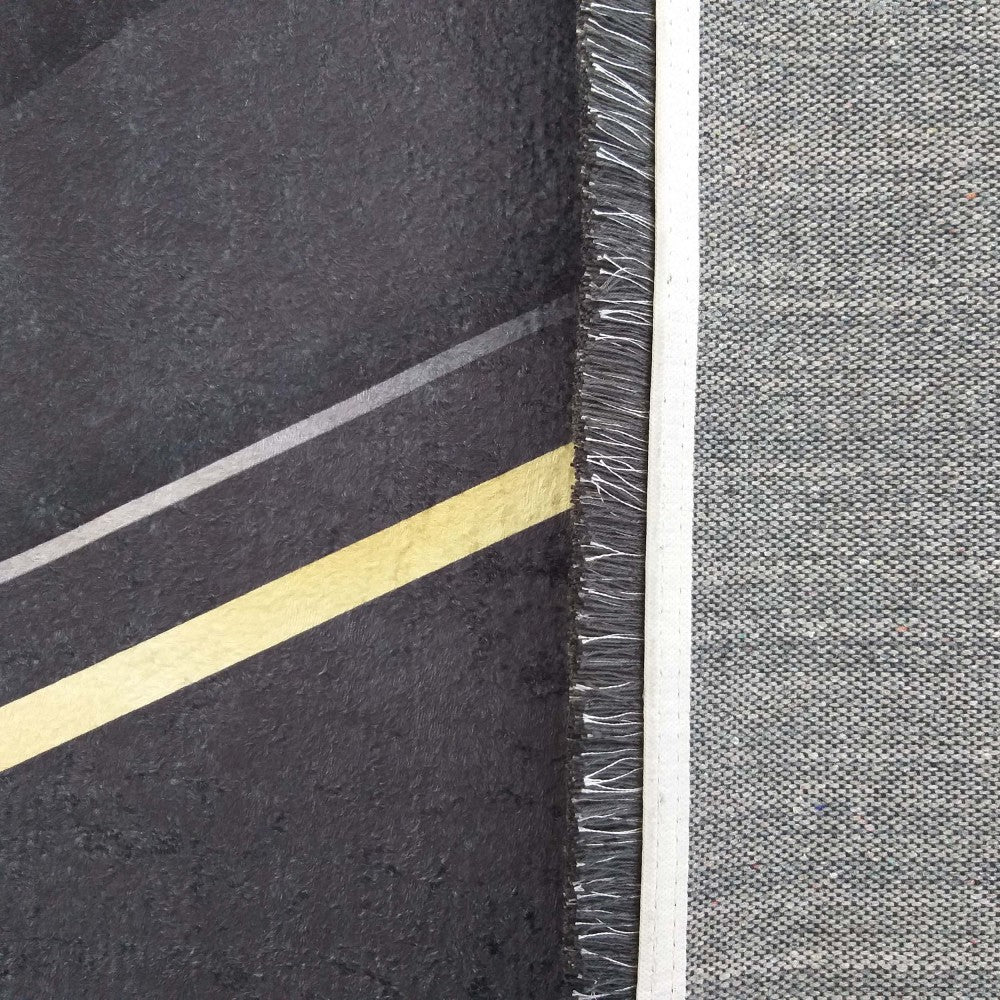 Tapis sombre à surface veloutée avec des bandes diagonales jaune et gris clair, montrant le bord frangé et l'envers gris tissé