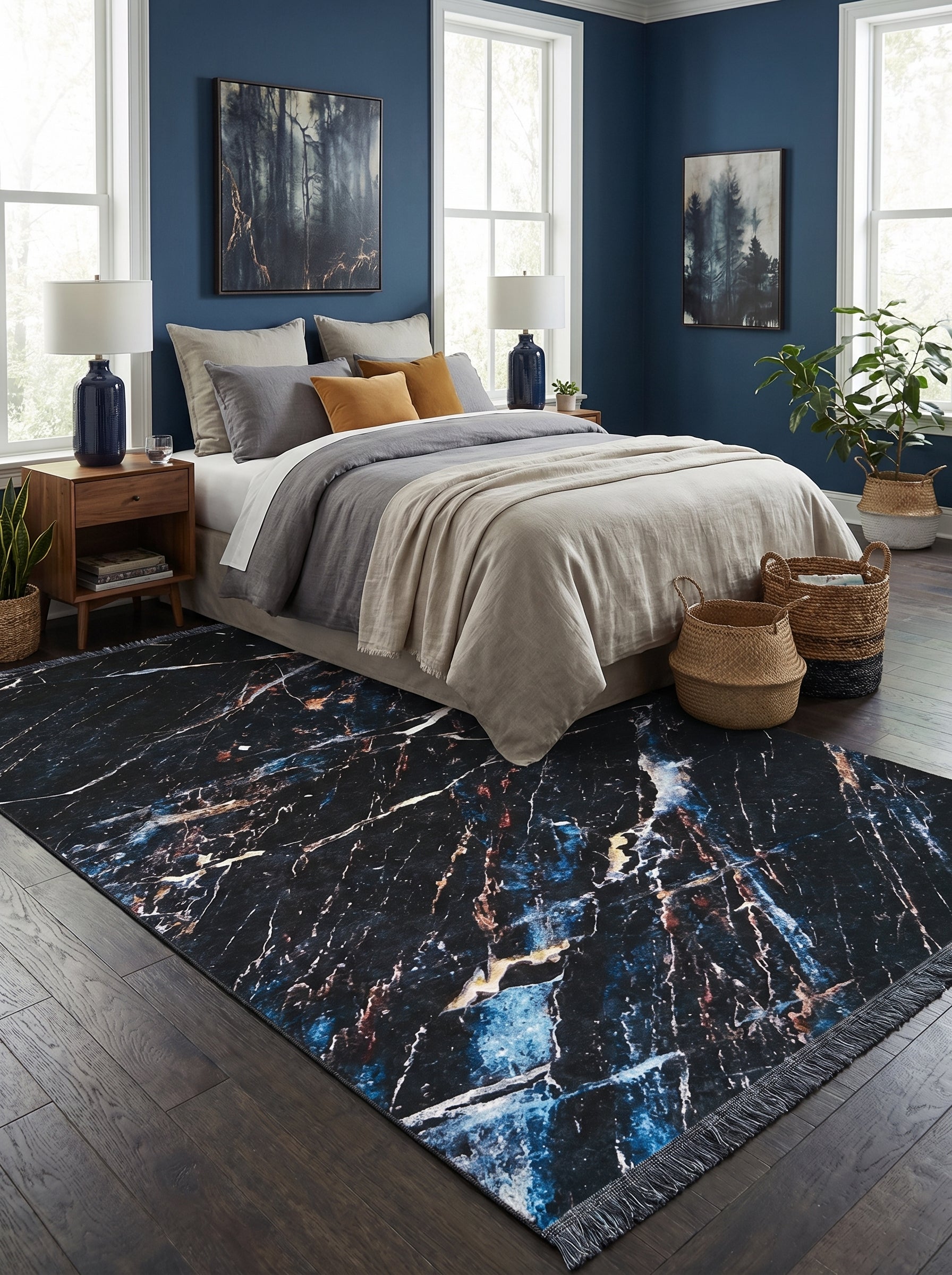Tapis rectangulaire à motifs de marbre noir avec des veines bleues, blanches et cuivrées, posé sur un parquet foncé dans une chambre