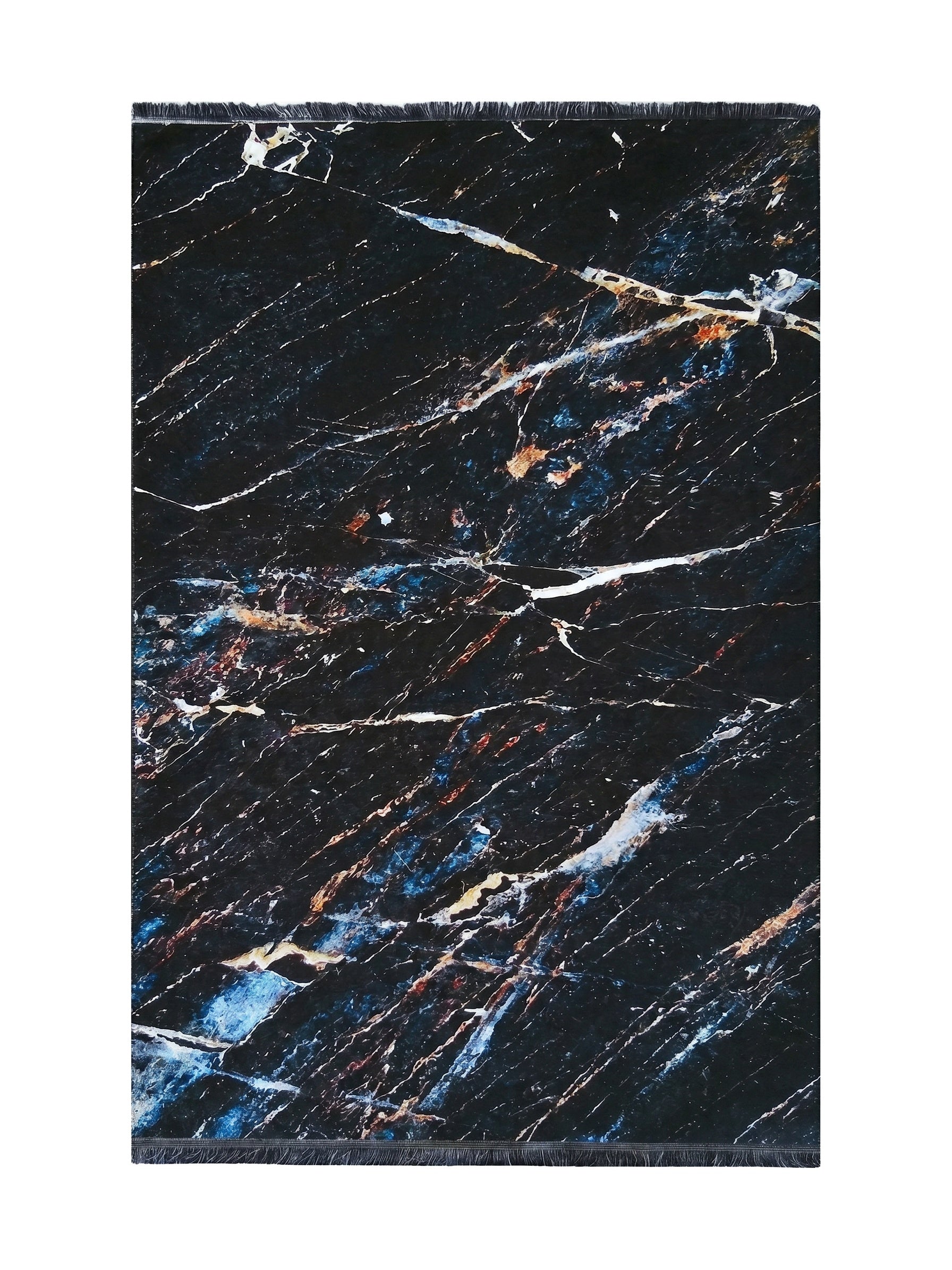 Tapis au motif marbre noir profond, traversé de veines blanches, bleues et dorées, avec des franges visibles
