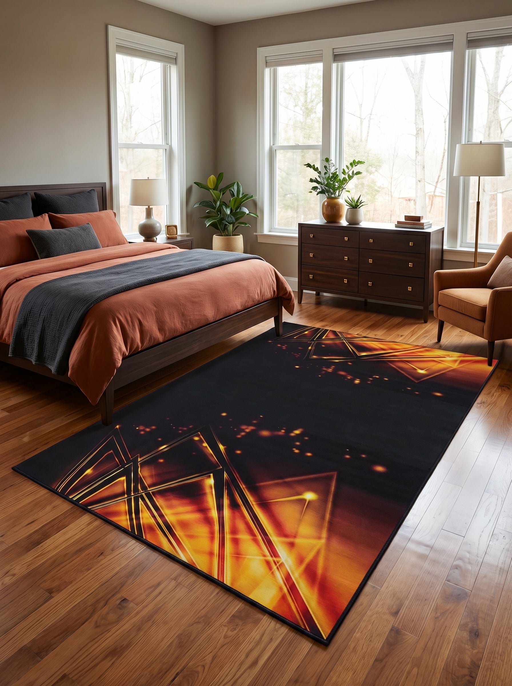 Tapis rectangulaire noir à motifs géométriques lumineux orange et jaunes, évoquant triangles et faisceaux de lumière, dans une chambre au parquet de bois