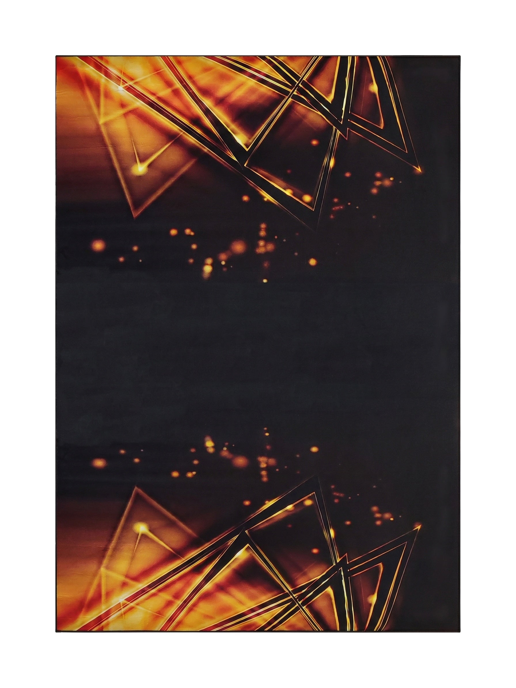 Tapis noir avec des motifs abstraits de triangles lumineux en dégradé orange et jaune aux extrémités, et des points diffus