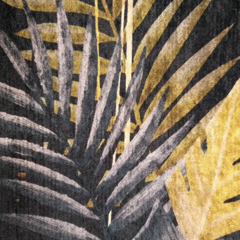 Tapis au motif de feuilles de palmier tropicales en gris anthracite et or, avec une texture douce et veloutée