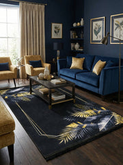 Tapis rectangulaire en velours noir à grands motifs de feuilles tropicales dorées et grises, avec des lignes géométriques, dans un salon chic