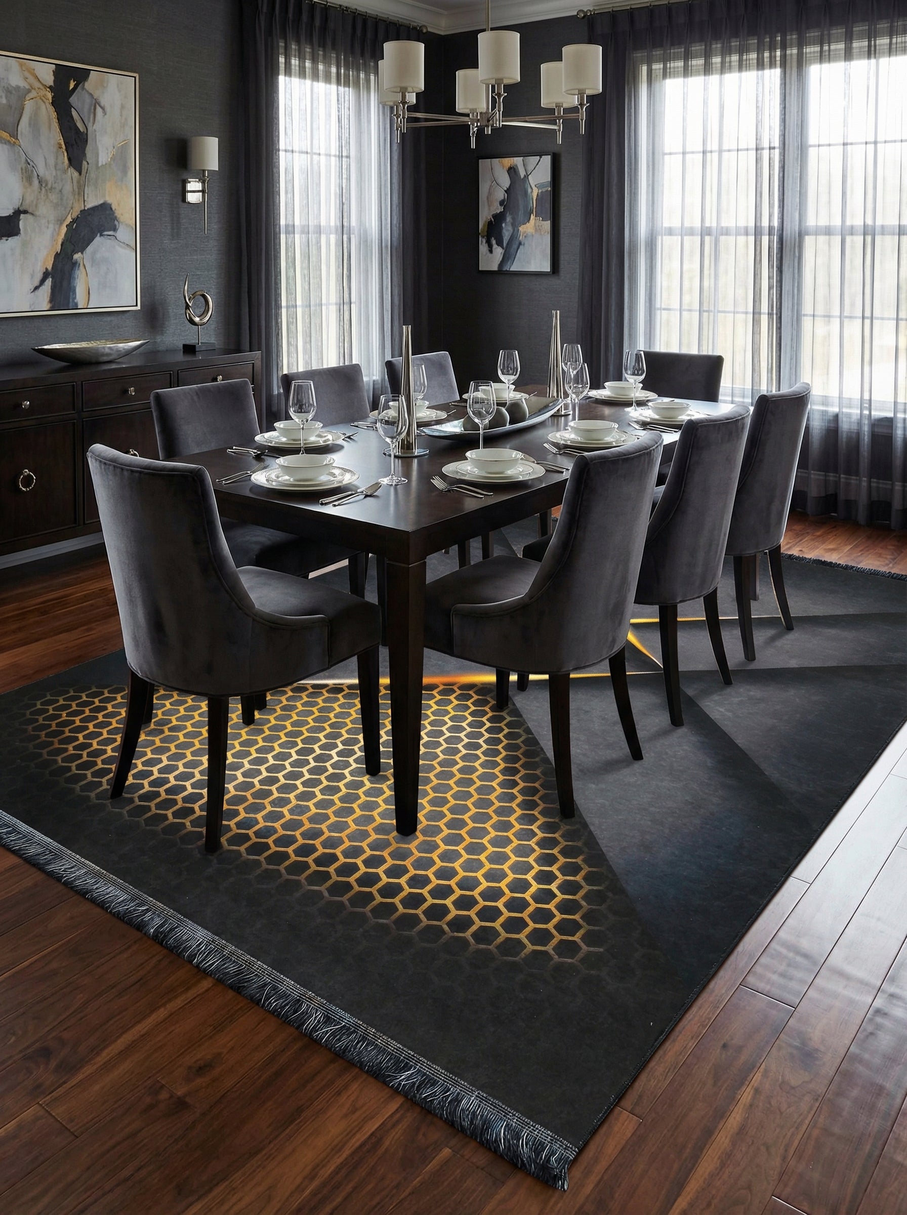 Tapis rectangulaire gris foncé présentant un motif hexagonal doré lumineux et des formes géométriques plus sombres, dans une salle à manger